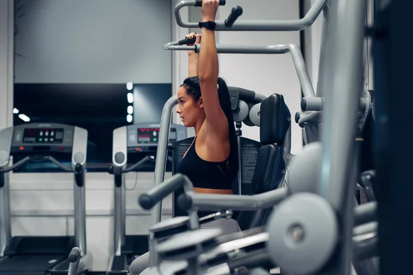 Spor Salonunda Bir Makinede Kol Egzersizleri Yapıyor Kadın — Stok fotoğraf