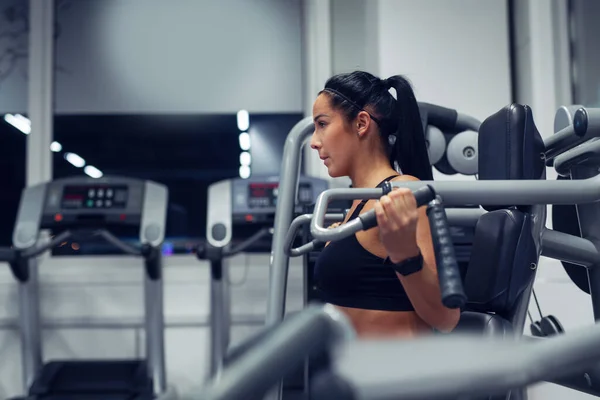 Spor Salonunda Bir Makinede Kol Egzersizleri Yapıyor Kadın — Stok fotoğraf