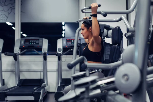 Spor Salonunda Bir Makinede Kol Egzersizleri Yapıyor Kadın — Stok fotoğraf