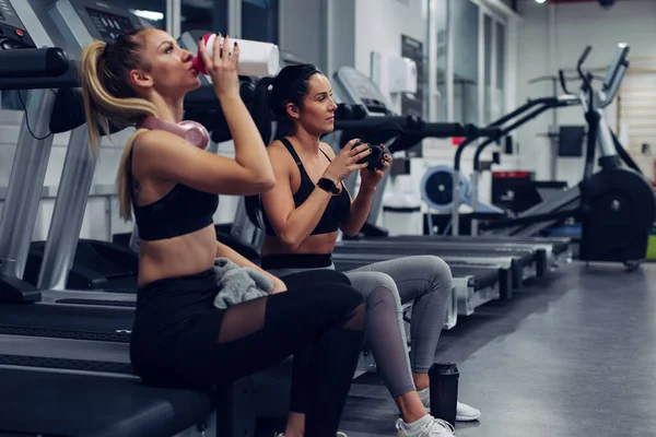 Alkalmas Fiatal Pihen Edzés Vagy Testmozgás Után Fitnesz Teremben — Stock Fotó