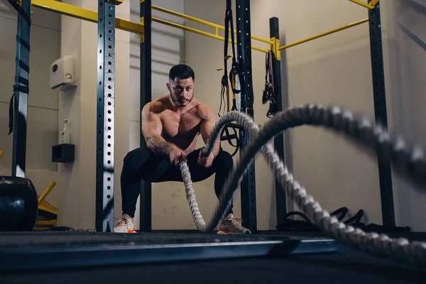 Joven Con Cuerda Batalla Haciendo Ejercicio Gimnasio Fitness Entrenamiento Funcional — Foto de Stock