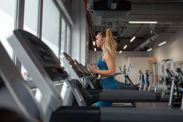 Koşu Bandında Koşan Genç Bir Kadın Spor Salonundaki Güzel Genç — Stok fotoğraf