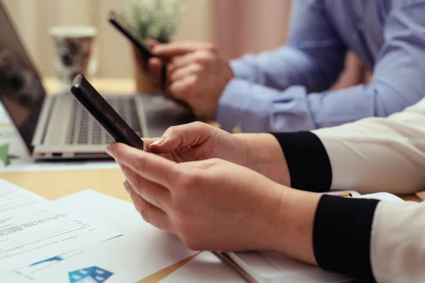 Kvinna Med Räkningar Och Smarttelefon Vid Bordet — Stockfoto