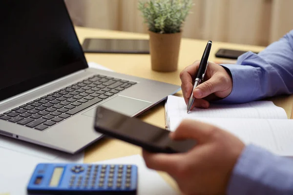 Professionele Zakenman Met Behulp Van Een Slimme Mobiele Telefoon — Stockfoto