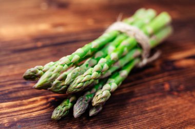 demet kuşkonmaz kaynaklanıyor kahverengi ahşap masa.