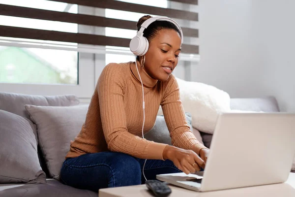 African Girl Wearing Headphones Watching Listening Videos Laptop — Stock Photo, Image