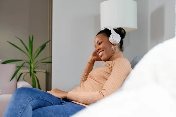 African Girl Wearing Headphones Watching Listening Videos Laptop — Stock Photo, Image