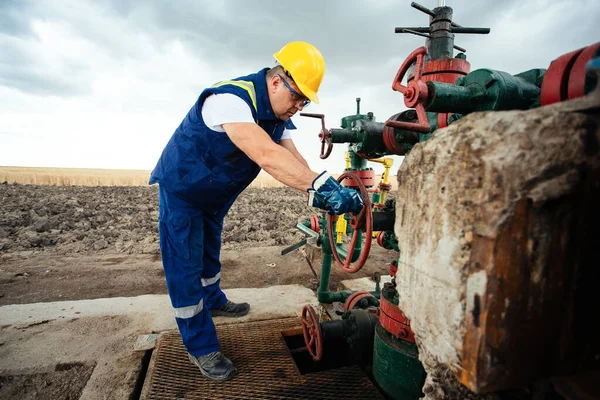 Travailleur Pétrolier Tourne Vanne Sur Oléoduc Industrie Pétrolière Gazière — Photo