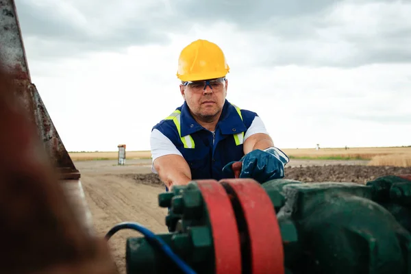 Trabajador Petrolero Está Girando Válvula Oleoducto Industria Del Petróleo Gas — Foto de Stock