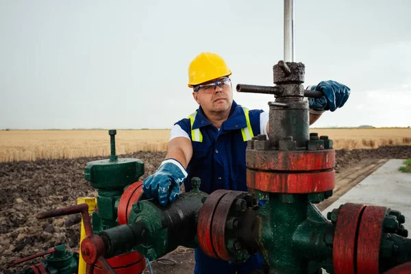 Trabalhador Petróleo Está Girando Válvula Oleoduto Indústria Petróleo Gás — Fotografia de Stock