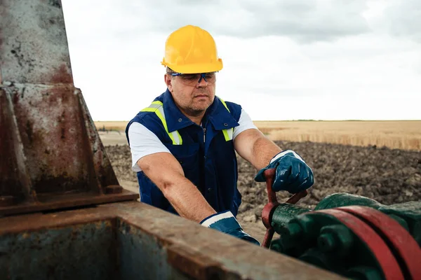 Petroliere Sta Girando Valvola Sull Oleodotto Industria Del Petrolio Del — Foto Stock