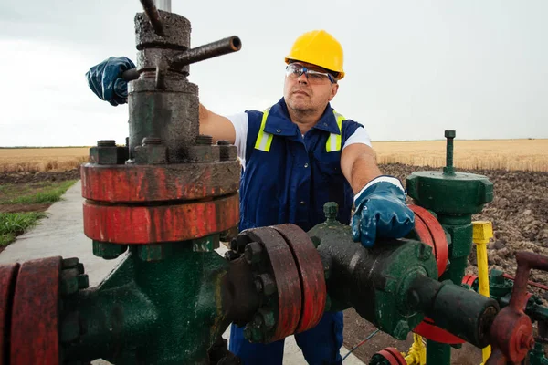 Trabajador Petrolero Está Girando Válvula Oleoducto Industria Del Petróleo Gas — Foto de Stock