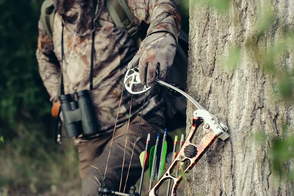 Primer Plano Cazador Vestido Con Ropa Camuflaje Sosteniendo Arco Moderno — Foto de Stock