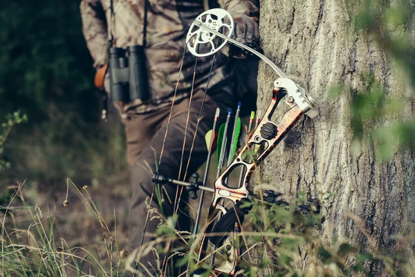 Närbild Jägare Klädd Kamouflagekläder Med Modern Båge — Stockfoto