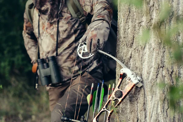 一名身着迷彩服 手持现代弓的猎人的近照 免版税图库照片