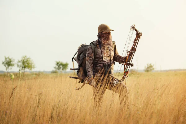 Hunter Vestida Com Roupas Camuflagem Segurando Arco Moderno — Fotografia de Stock