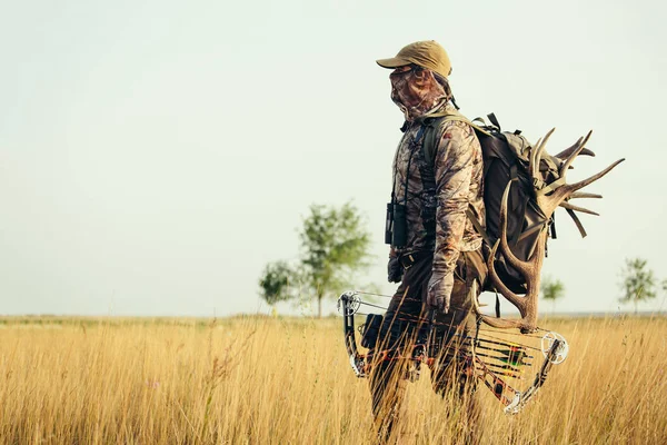 Hunter Klädd Kamouflagekläder Med Modern Rosett — Stockfoto