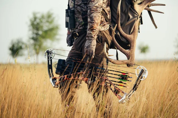 Hunter Vestida Com Roupas Camuflagem Segurando Arco Moderno — Fotografia de Stock