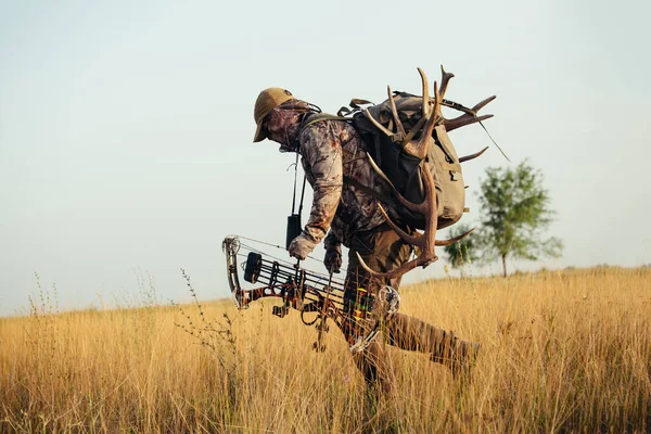 Hunter Vestida Com Roupas Camuflagem Segurando Arco Moderno — Fotografia de Stock