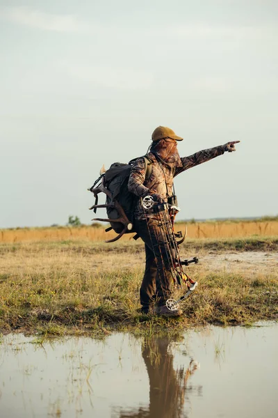 Hunter Vestida Com Roupas Camuflagem Segurando Arco Moderno — Fotografia de Stock