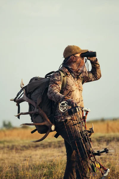 Cazador Tiro Con Arco Explorando Para Próximo Objetivo — Foto de Stock