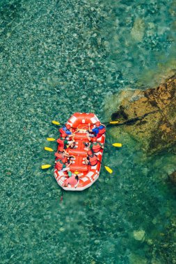 Rafting takımı, yaz ekstrem su sporları. Üst görünüm.