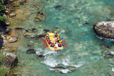 Rafting takımı, yaz ekstrem su sporları. Üst görünüm.