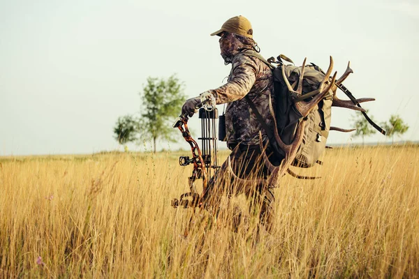 Hunter Klädd Kamouflagekläder Med Modern Rosett — Stockfoto