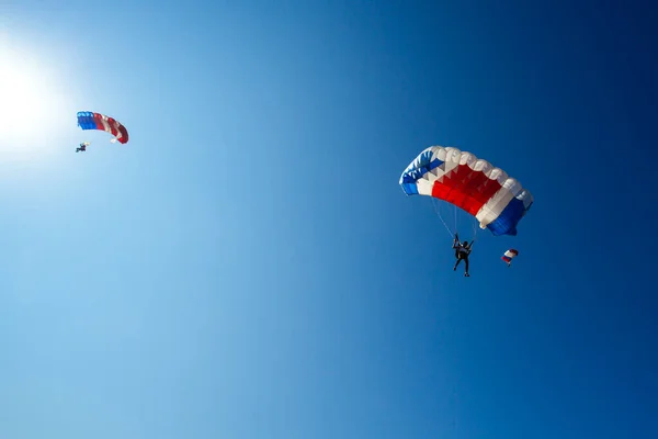 Gökyüzünde Paraşüt Paraşütçü Mavi Gökyüzünde Paraşütle Atlıyor — Stok fotoğraf