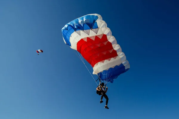 Spadochron Niebie Skydiver Leci Spadochronem Niebieskim Niebie — Zdjęcie stockowe