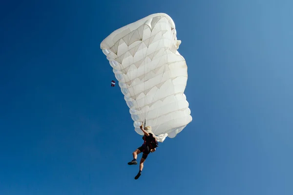 Paraquedas Céu Skydiver Está Voando Paraquedas Céu Azul — Fotografia de Stock