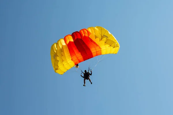 Spadochron Niebie Skydiver Leci Spadochronem Niebieskim Niebie — Zdjęcie stockowe