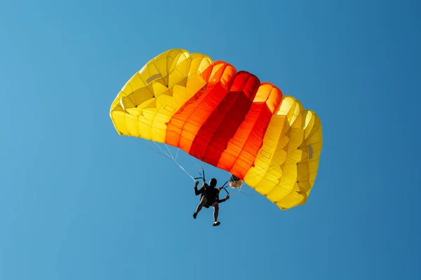 Αλεξίπτωτο Στον Ουρανό Skydiver Πετάει Ένα Αλεξίπτωτο Στον Γαλάζιο Ουρανό — Φωτογραφία Αρχείου