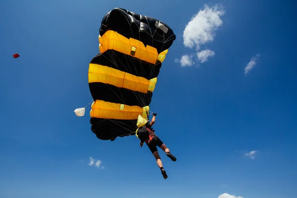 Αλεξίπτωτο Στον Ουρανό Skydiver Πετάει Ένα Αλεξίπτωτο Στον Γαλάζιο Ουρανό — Φωτογραφία Αρχείου