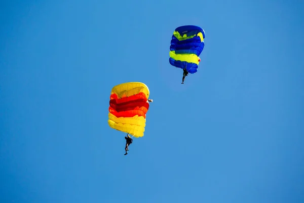 Spadochron Niebie Skydiver Leci Spadochronem Niebieskim Niebie — Zdjęcie stockowe