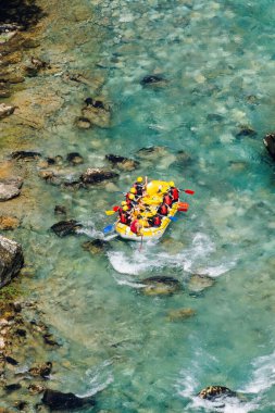 Rafting takımı, yaz ekstrem su sporları. Üst görünüm.
