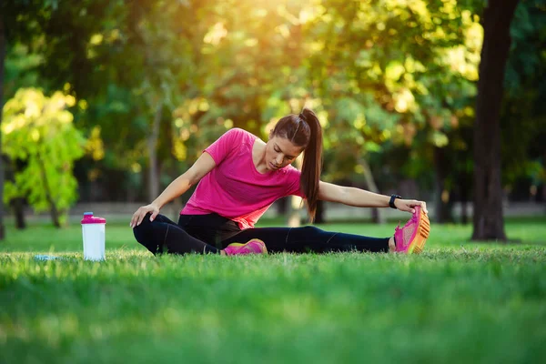 Spor Elbiseli Genç Bir Kadın Spor Yapıyor — Stok fotoğraf