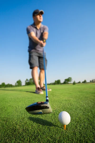 Mann spielt Golf — Stockfoto