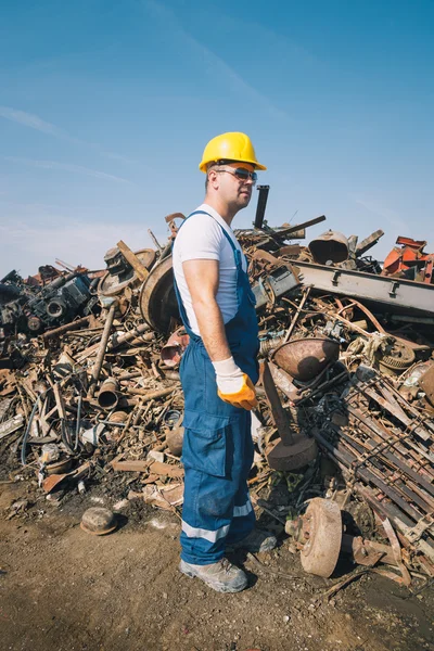 Trabajador en un depósito de chatarra —  Fotos de Stock