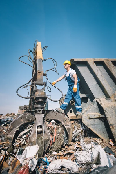 Trabalhador num ferro-velho — Fotografia de Stock