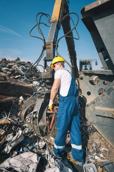 Lavoratore in un deposito di rottami — Foto Stock