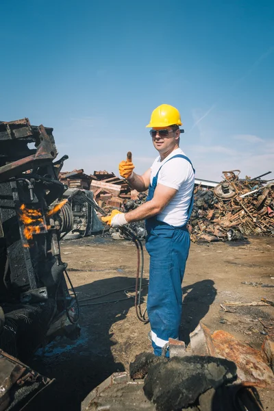 Werknemer in een autokerkhof — Stockfoto