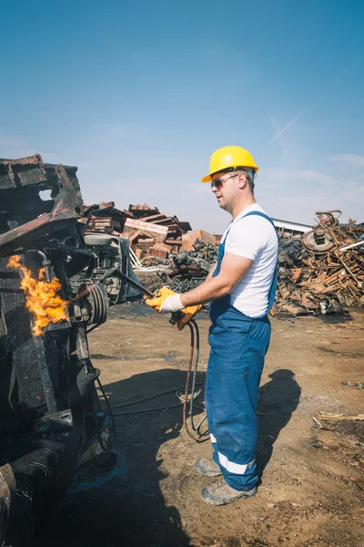 Worker in a junkyard — Stock Photo, Image