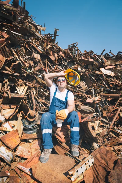 Werknemer in een autokerkhof — Stockfoto