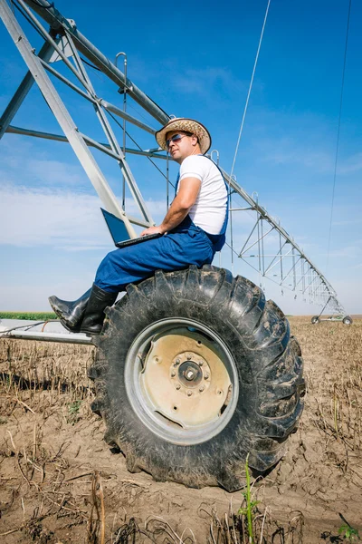 Landwirt über Bewässerungssysteme — Stockfoto