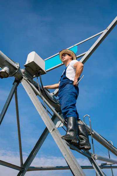 Farmer on irrigation systems — Stock Photo, Image