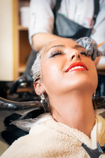 Colorante para el cabello en el salón —  Fotos de Stock