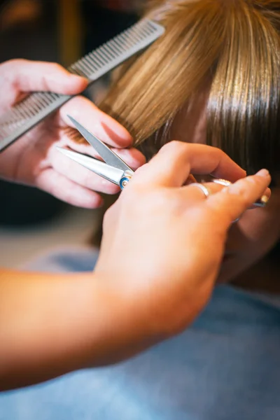 Mujer en el salón de belleza —  Fotos de Stock