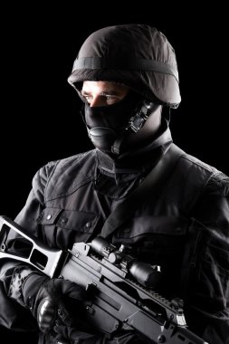 Siyah arka plan üzerine spec ops asker