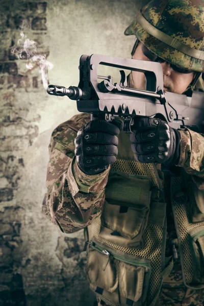 Young soldiers with guns — Stock Photo, Image